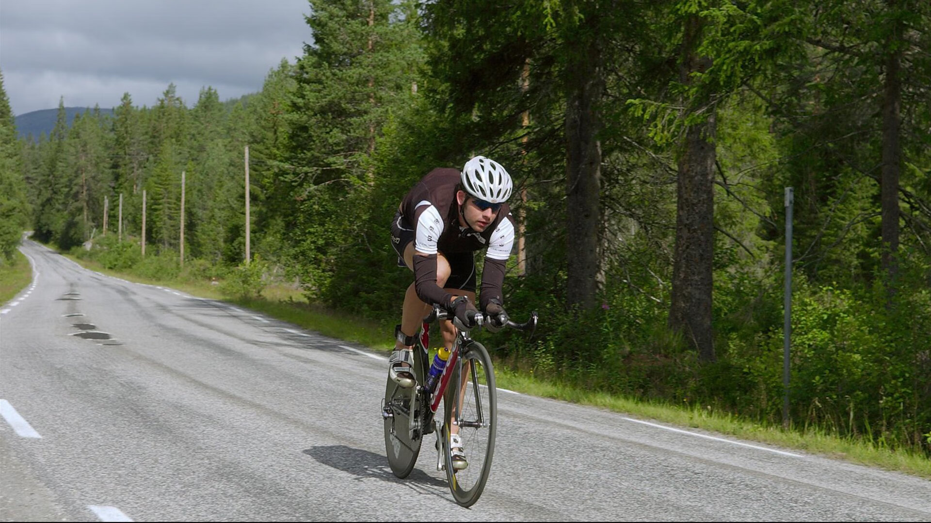 街道轰鸣与球场呐喊，当F1引擎声遇见新疆队败北的夜晚